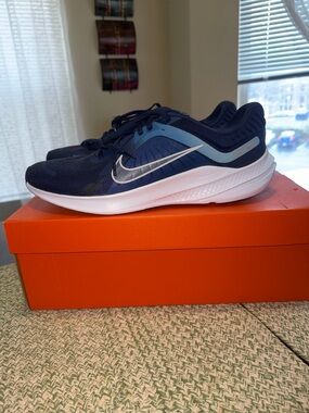 Nike Men’s Quest 5 Navy and pure platinum Running Shoes Size 13 new!!